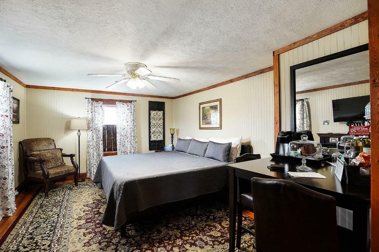 Hocking Hills Inn Logan Exterior photo
